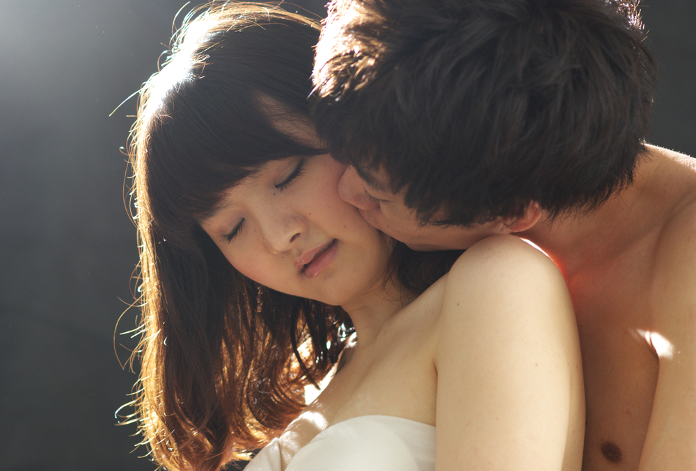 Японская парочка красиво ебутся после поцелуев